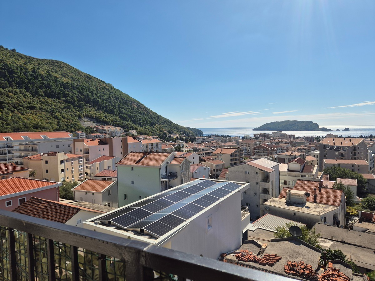 Lux dvosoban stan+garažno mjesto sa panoramskim pogledom na grad i more, Budva 